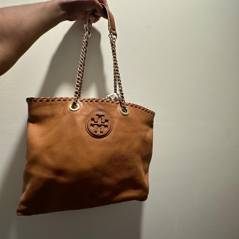 Tory Burch RICH girl bag vibes!
